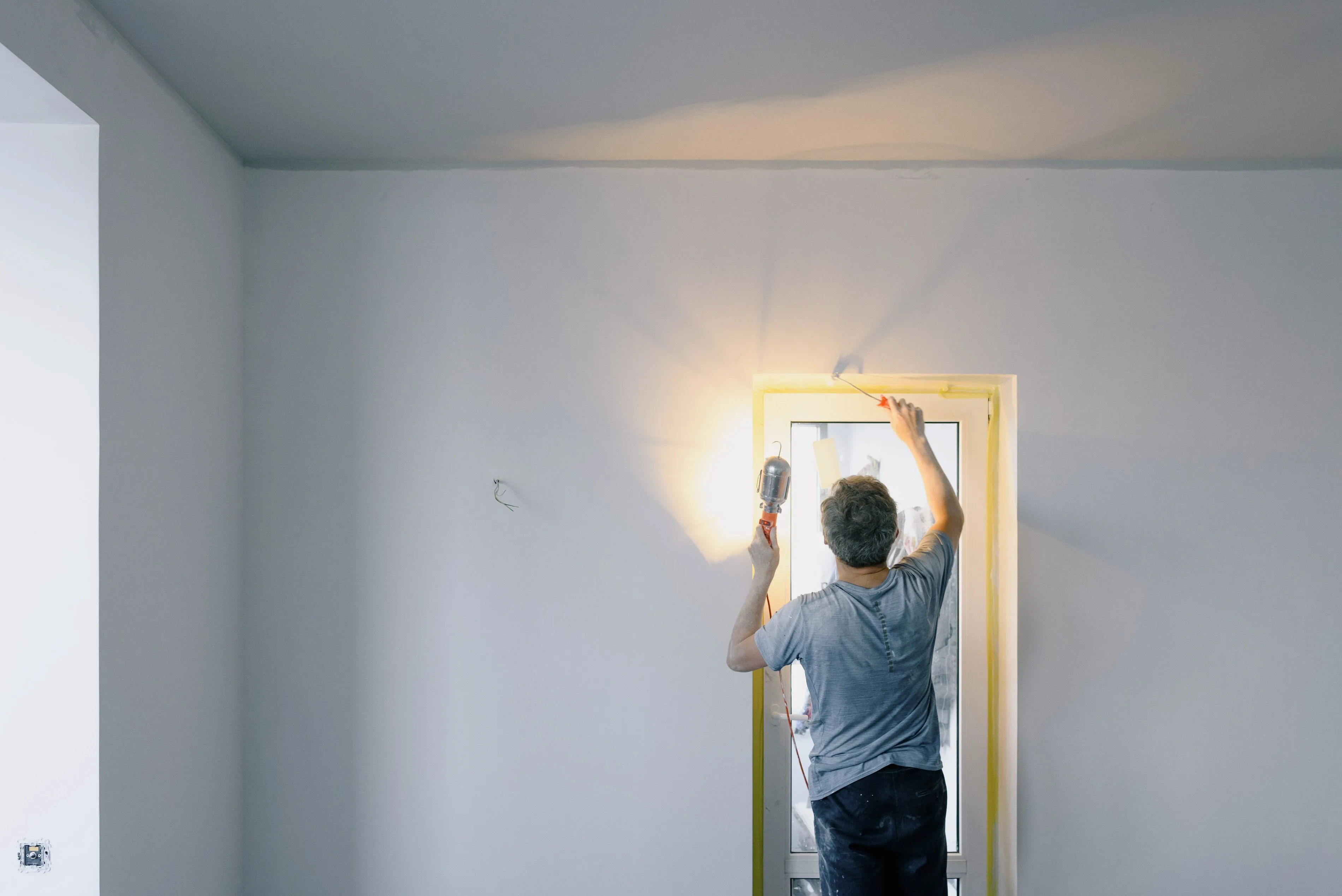 Farklı duvar renklerinin örneklendiği modern bir yaşam odası